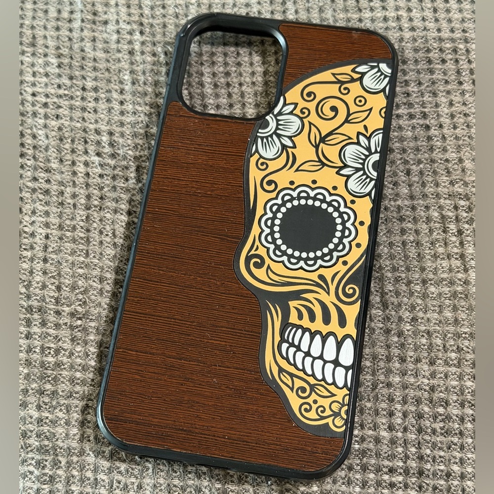 Keyway Calavera wood & gold phone case